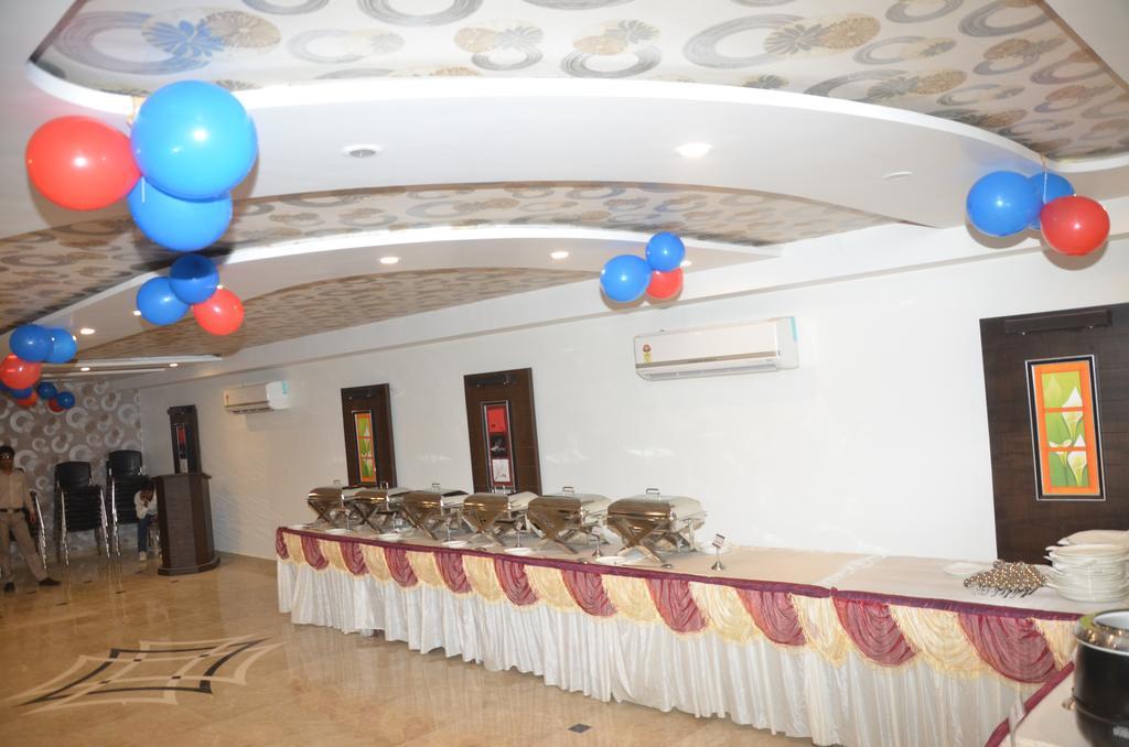 Hotel Park Plaza Varanasi Exterior photo