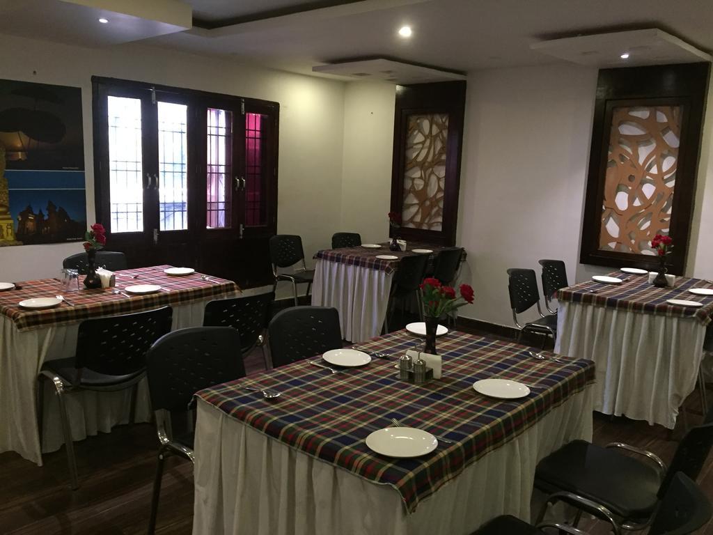 Hotel Park Plaza Varanasi Exterior photo