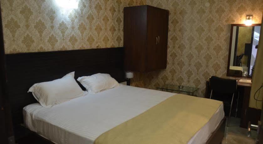 Hotel Park Plaza Varanasi Exterior photo